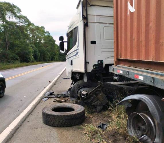 Vítima foi encontrada fora do veículo e já sem sinais vitais, segundo o Corpo de Bombeiros.