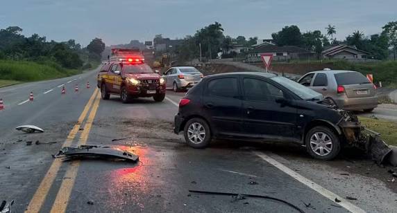 Mulher tinha 23 anos. Colisão com mais dois veículos ocorreu em Blumenau durante a madrugada desta sexta-feira.