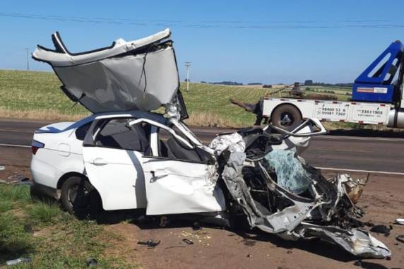Carro com placas de Porto Alegre bateu de frente em caminhão que vinha no sentido contrário na RS-332