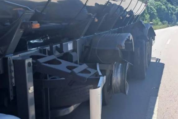 Colisão lateral foi por volta das 9h no km 198 da rodovia. Homem foi socorrido com fraturas