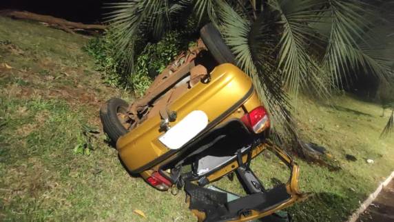 O motorista foi resgatado pelo Corpo de Bombeiros do interior do veículo