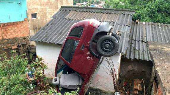 Condutor perdeu o controle do veículo em razão de óleo na pista. Duas pessoas ficaram feridas