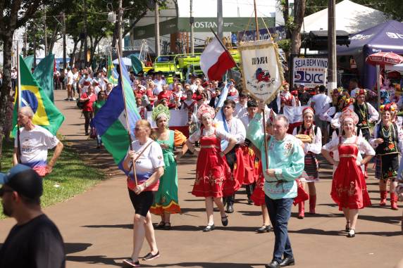 A caminhada contou com a presença da Comissão Central da Fenasoja 2024, do Musicanto e das etnias russa, argentina, polonesa, alemã, portuguesa, brasileira, italiana e africana. Cada grupo trouxe sua riqueza cultural, com trajes típicos, danças e músicas. 
