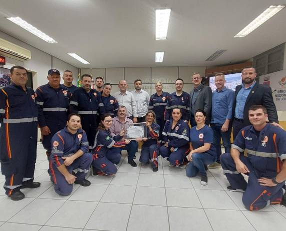 Proponente da homenagem, o vereador Regis Bonmann destacou o trabalho do Hospital Vida & Saúde na administração dos dois serviços e reconheceu a dedicação de todos os profissionais que atuam diariamente no atendimento de casos de urgência e emergência.