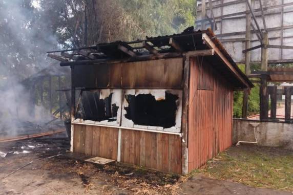 Informação foi confirmada pela Secretaria de Saúde catarinense. Daiane Dias, 41 anos, ficou 16 dias internada na Unidade de Tratamento Intensivo (UTI). De acordo com a investigação, ela foi a responsável por colocar fogo na residência em uma tentativa de suicídio