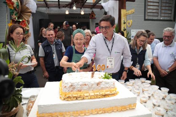 O ato foi realizado em frente à Cozinha da Neca, espaço que durante a feira recebe milhares de visitantes em oficinas culinárias gratuitas que promovem o uso diversificado e saudável da soja na alimentação humana. 