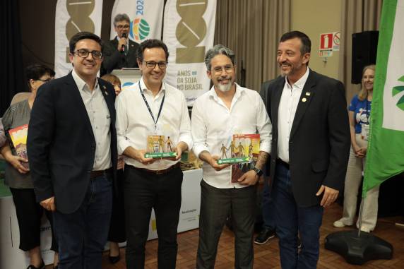 A noite de segunda-feira, 02 de dezembro, foi marcada pelo lançamento do livro 