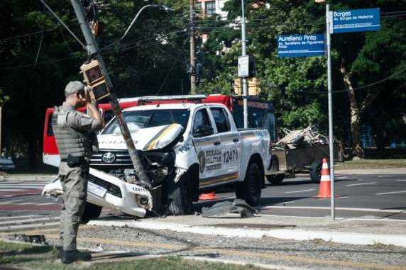 Dois policiais tiveram escoriações leves e outro teve uma fratura no braço esquerdo
