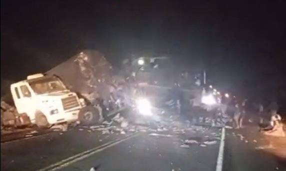 Veículo transitava na BR-110, em Olinda, no sentindo Norte-Sul, quando colidiu com uma carreta estacionada no acostamento. Identidade das vítimas não foi divulgada