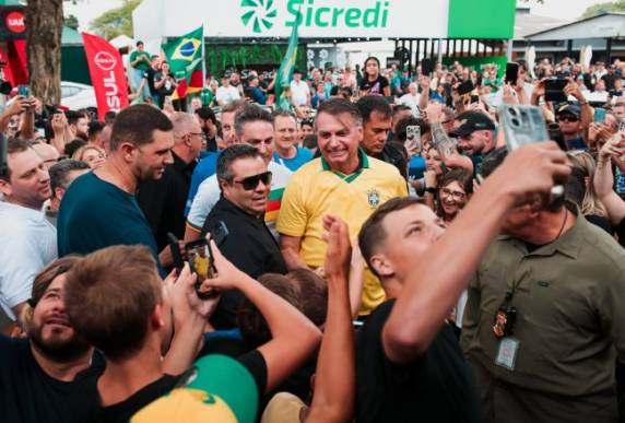 O ex-presidente da República esteve na feira nesta sexta-feira, 6 de dezembro.