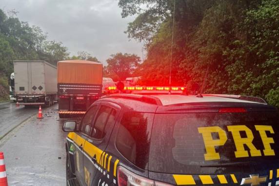 Segundo a Polícia Rodoviária Federal (PRF), as duas vítimas estavam em um carro que colidiu em uma carreta no quilômetro 307