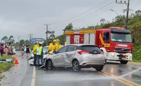 Acidente entre dois carros envolveu uma família, incluindo uma criança