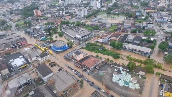 Instabilidade causou estragos em diversas cidades. Em Joinville, serviço de transporte chegou a ser interrompido e vestibular foi alterado. Município de Araquari decretou situação de emergência
