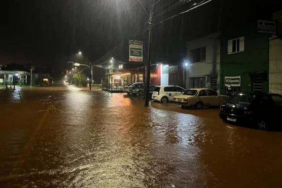 O Rio Fiuza, que corta a cidade, transbordou o leito. Muros cederam pela força da correnteza