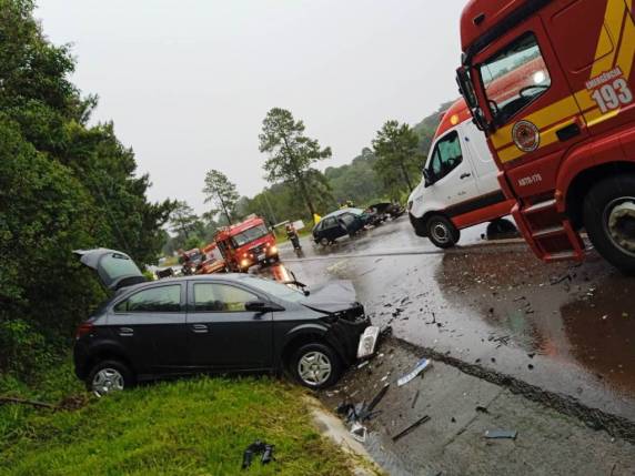 Colisão frontal envolveu dois automóveis na tarde de sábado.