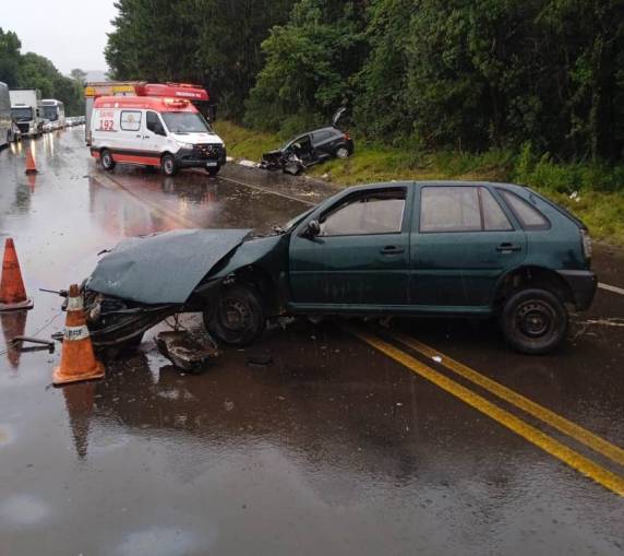 Colisão frontal envolveu dois automóveis na tarde de sábado.