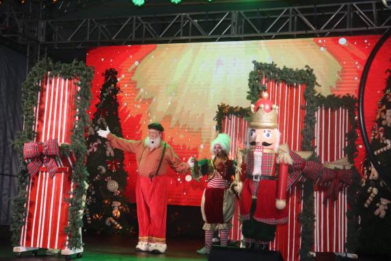 A Rua Coberta ficou lotada de famílias que acompanhadas das crianças assistiram uma emocionante apresentação da Claque Produções de Caxias do Sul.