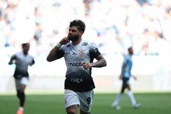 Tricolor foi derrotado com gols de Yuri Alberto, Charles e Depay em jogo que marcou a despedida de Geromel