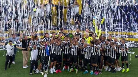 Savarino e Gregore marcam os gols da vitória por 2 a 1, garantindo um feito histórico para o clube, também campeão da Libertadores