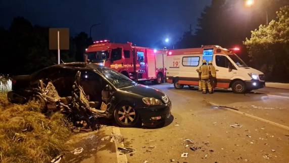 Entre as vítimas, está uma criança de 12 anos que sofreu ferimentos graves; motorista de um dos veículos fugiu do local