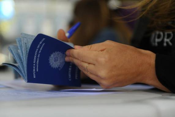 Dados do Cadastro Geral de Empregados e Desempregados (Caged) mostram que o saldo ainda é negativo, mas diferença caiu desde 2020