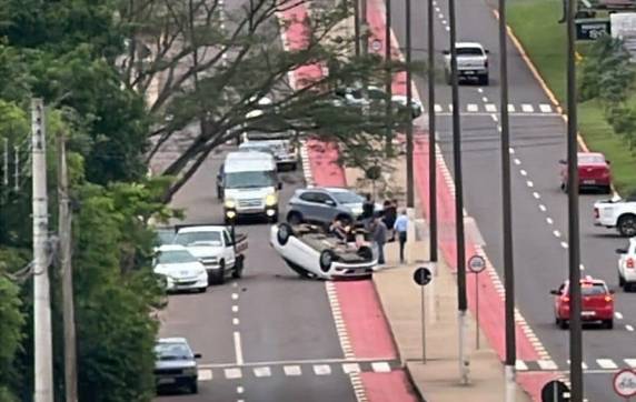 Segundo imagens de câmeras de segurança que registraram o acidente, uma caminhonete estava saindo do acostamento quando um Volkswagen Virtus colidiu contra ela e, em seguida, capotou. Após o choque, a caminhonete atingiu dois outros carros que estavam no acostamento.