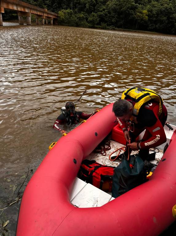 Acidente aconteceu no km 11, da RS-437, no interior do município. Mergulhadores do Corpo de Bombeiros de Porto Alegre fazem buscas no local