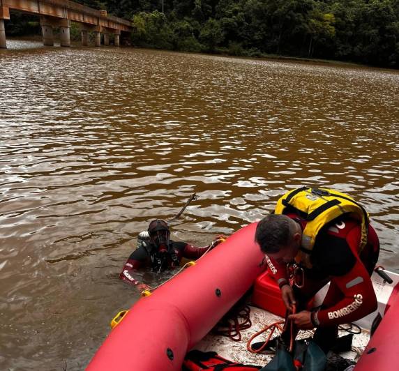 Acidente aconteceu no km 11, da RS-437, no interior do município. Mergulhadores do Corpo de Bombeiros de Porto Alegre fazem buscas no local