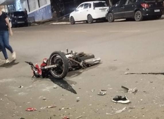 Colisão envolveu a moto da vítima e uma caminhonete