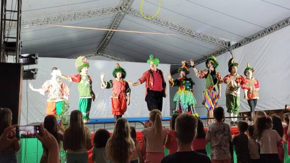 O evento, ambientado pela ornamentação e luzes de Natal, atraiu a comunidade local para uma noite de magia e confraternização.