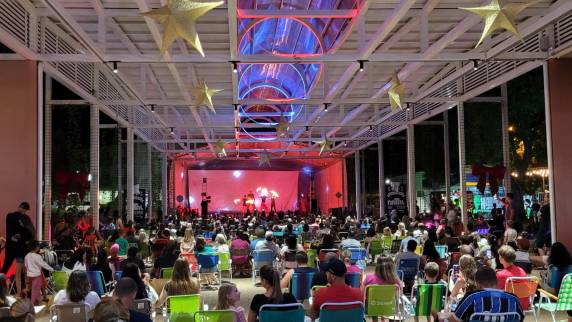 O evento, ambientado pela ornamentação e luzes de Natal, atraiu a comunidade local para uma noite de magia e confraternização.