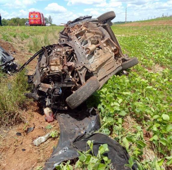 Outras duas pessoas ficaram feridas após a colisão entre um caminhão e uma caminhoneta, na BR-285