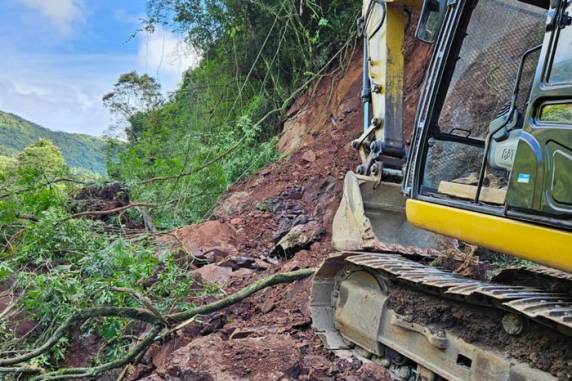 Deslizamento de terra aconteceu na terça-feira (10) no lado da cidade da Região das Hortênsias. Previsão de liberação é para sábado (14)