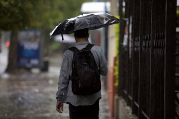 Pancadas podem vir acompanhadas de descargas elétricas e rajadas de vento entre 45km/h e 70km/h