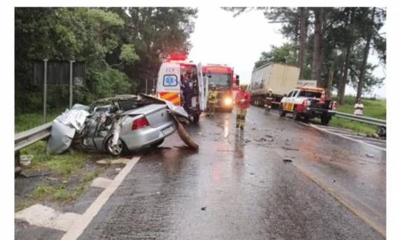 Uma colisão envolveu carro e caminhão em Carazinho