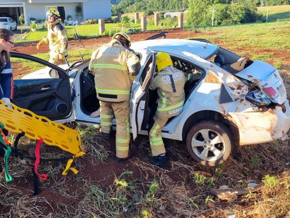 O condutor de um dos carros envolvidos ficou ferido e foi socorrido pelo Corpo de Bombeiros e o Samu