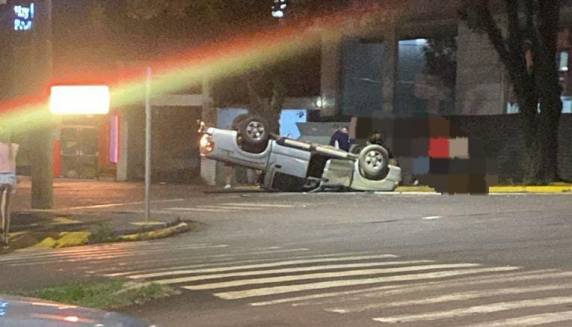 A caminhonete GM S10 envolvida no acidente, após a batida capotou no centro da via