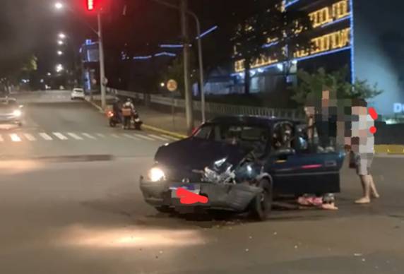 A caminhonete GM S10 envolvida no acidente, após a batida capotou no centro da via