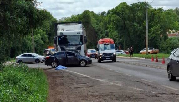 O acidente envolveu uma carreta e um automóvel no trevo de entroncamento coma RS-342