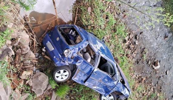 Carro saiu da pista, tombou de uma ponte e caiu em um riacho na altura do Km 238