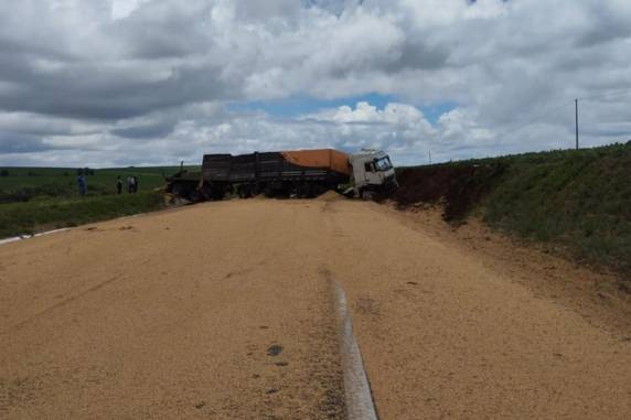 Veículo está atravessado na pista. Desvio pode ser feito via RS-153 e BR-386. A PRF orienta o trânsito no local