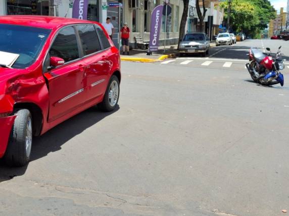 No momento da colisão havia um grande fluxo de veículos no local.