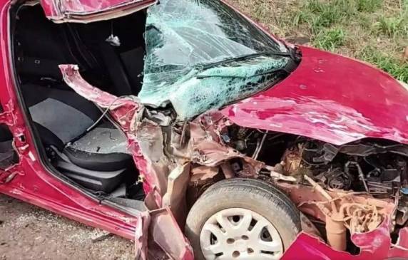 A colisão lateral envolveu um caminhão guincho de Santo Ângelo e um veículo Ford Fiesta de cor vermelha.