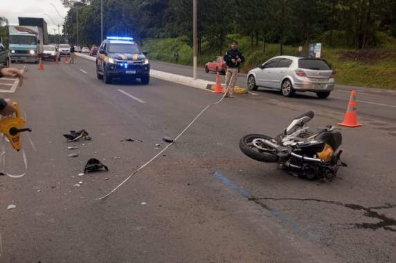 Colisão envolveu uma motocicleta CB 250 e um Corolla
