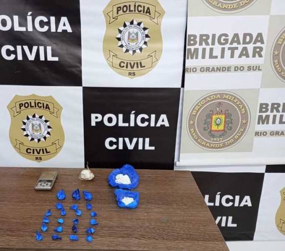 O homem, de 28 anos, que já contava com antecedentes policiais, foi autuado em flagrante pelo crime de tráfico de drogas.