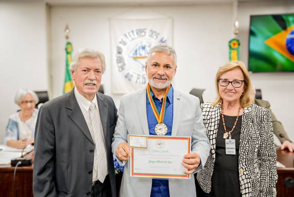 Além do escritor três-maiense, outros 12 autores de diferentes regiões do estado, incluindo a região metropolitana de Porto Alegre, foram empossados na cerimônia.