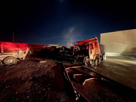 Além dos caminhões dos Bombeiros, escavadeiras da empresa foram usadas no combate às chamas