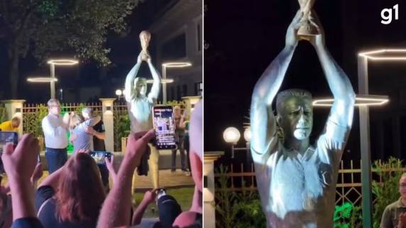 Escultura replica momento em que o ex-jogador de futebol levanta a taça da Copa do Mundo, em 1994. Peça tem 3 metros de altura e foi esculpida pelos artistas Iouri Petrov e André Ajambuja.