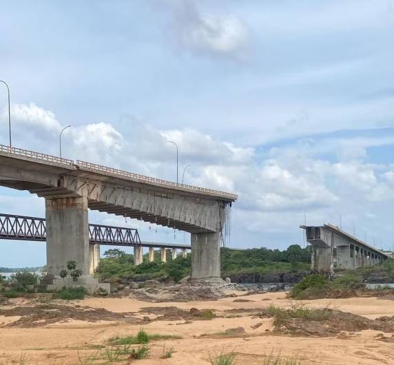 Segundo informações preliminares da Polícia Rodoviária Federal (PRF), três caminhões caíram juntamente com a estrutura da ponte. Uma pessoa foi encontrada morta e outras duas ficaram feridas.