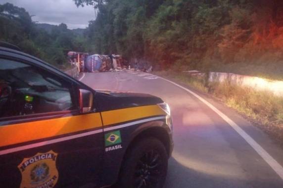 Conforme a PRF, uma carreta que transportava óleo vegetal quando tombou no trecho, derramando a carga na rodovia